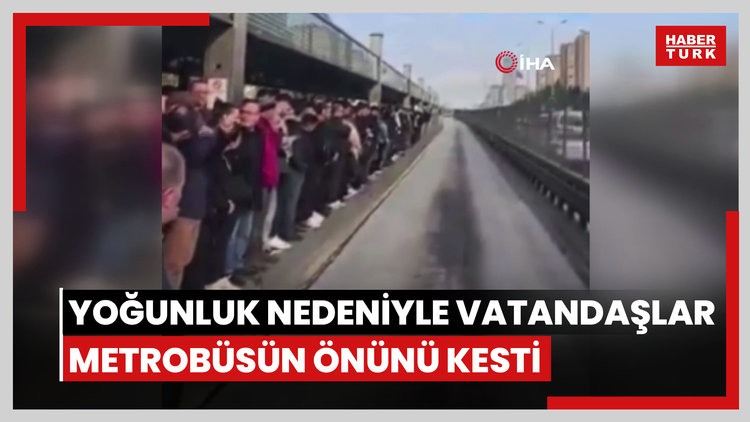 Metrobüs duraklarında yaşanan yoğunluk nedeniyle vatandaşlar metrobüsün önünü kesti