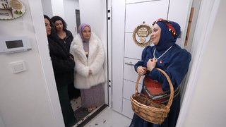 Rakiplerini fındık atarak karşılıyor!