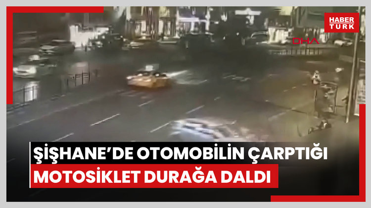 Şişhane'de otomobilin çarptığı motosiklet durağa daldı; kaza kamerada 1 ölü 3 yaralı