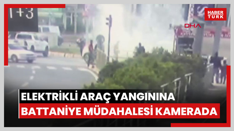 Alev alan elektrikli otomobile yangın battaniyesiyle müdahale kamerada