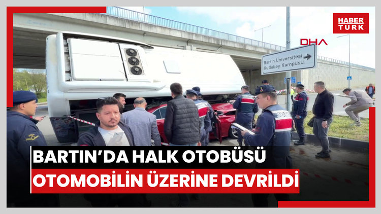 Bartın'da halk otobüsü otomobilin üzerine devrildi; yaralılar var