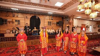 Sıra gecesi ekibiyle türküler eşliğinde karşıladı! 