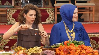 Buse Varol patlıcan oyuyor!