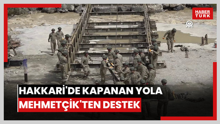 Hakkari'de kapanan yola Mehmetçik'ten destek