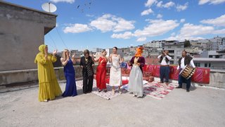 Büşra gelin misafirlerini damda karşılıyor!