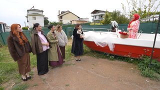 Misafirlerini tekneyle karşıladı!