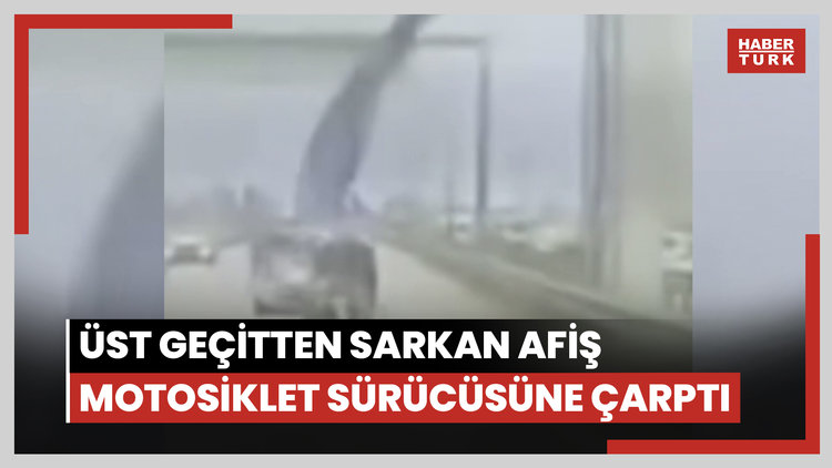 Üst geçitten sarkan afiş motosiklet sürücüsüne çarptı