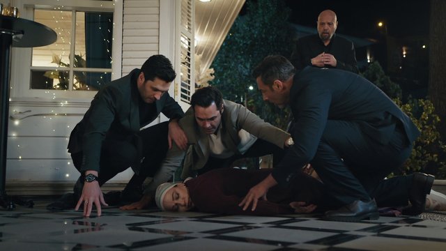 Salkım balkondan düşüyor!