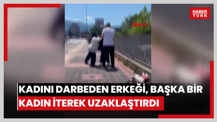 Kadını darbeden erkeği, başka bir kadın iterek uzaklaştırdı