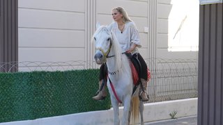 Beyaz atlı Cevriye gelin misafirlerini bahçede karşılıyor!