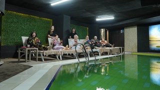 Sevginur gelinden VIP ikram; çilek şerbeti eşliğinde masaj keyfi. 