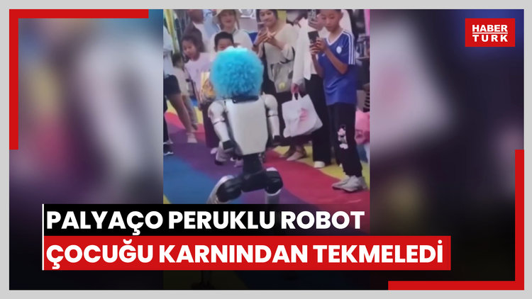 Palyaço peruklu robot çocuğu karnından tekmeledi