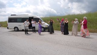 Karavanıyla misafirlerini karşıladı.