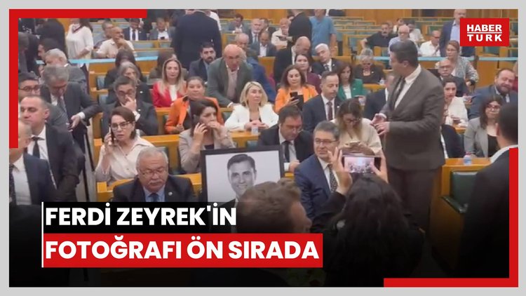 FERDİ ZEYREK'İN FOTOĞRAFI ÖN SIRADA