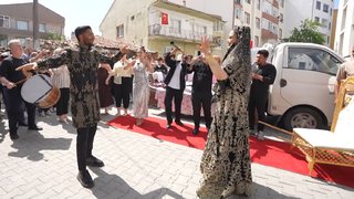 Mahalleye şenlik havası yaşatan karşılama! 