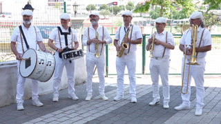 Bando takımıyla karşıladı!