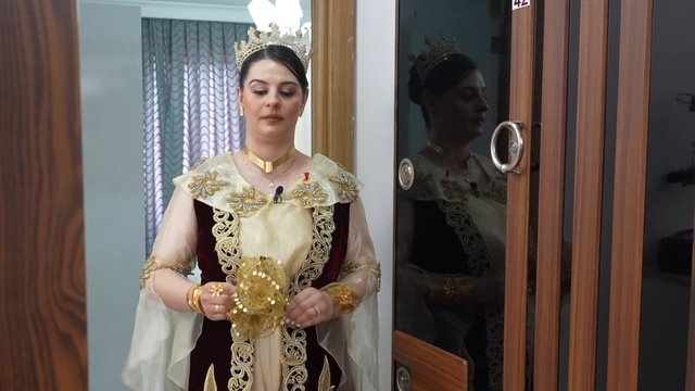 Misafirlerinin önüne kırmızı halı serdi! 