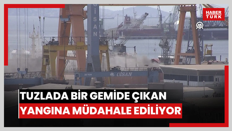 Tuzlada bir gemide çıkan yangına müdahale ediliyor