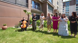 Çello eşliğinde sıradışı karşılama!