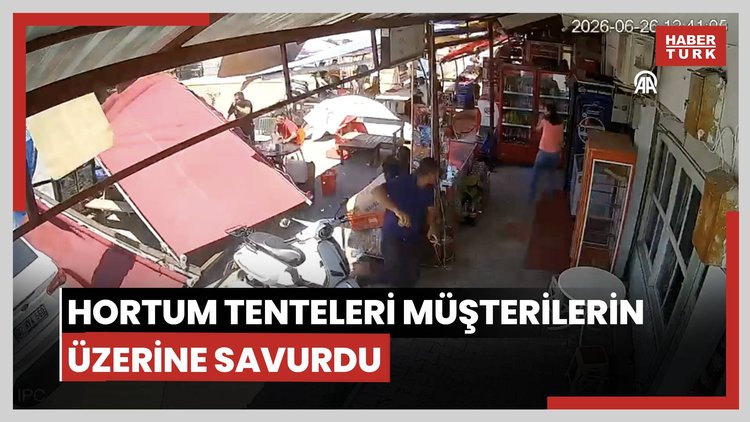 Antalya'da hortum nedeniyle yerinden sökülen tenteler müşterilerin üzerine savruldu