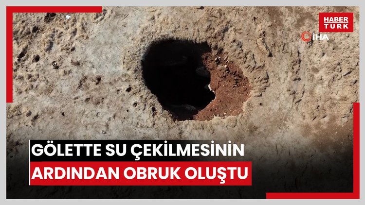 Gölette su çekilmesinin ardından obruk oluştu