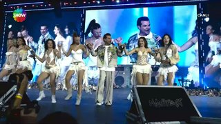 Kenan Doğulu ve Manifest kızları aynı sahnede!