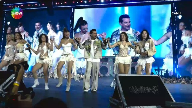 Kenan Doğulu ve Manifest kızları aynı sahnede!