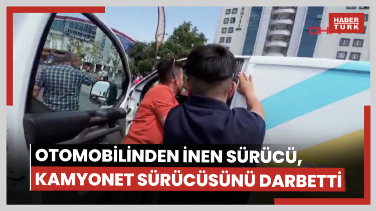 Otomobilinden inen sürücü, kamyonet sürücüsünü darbetti; saldırı kamerada