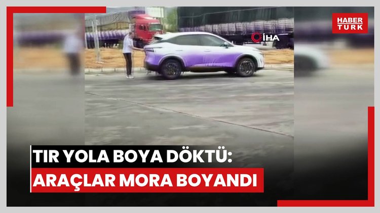 Tırın yola boya dökerek arkasından gelen araçları mora boyadığı anlar kamerada
