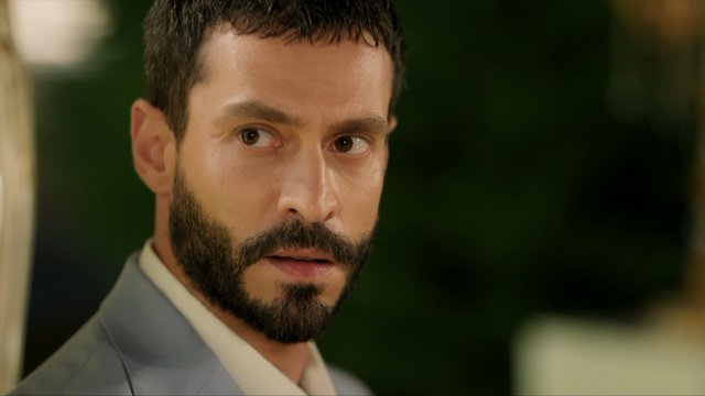 Kadir masadan kalkıyor!