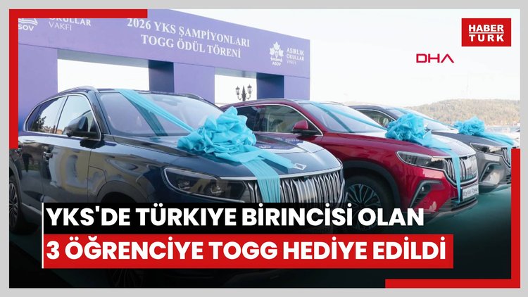 YKS'de Türkiye birincisi olan 3 öğrenciye Togg hediye edildi