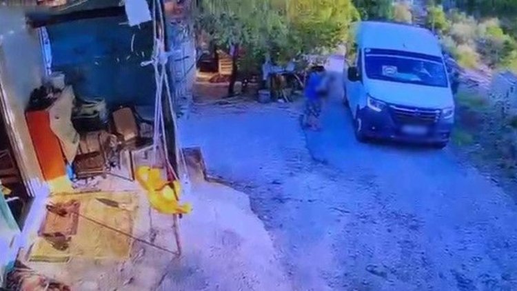 Antalya'da babasının kullandığı minibüsün çarptığı çocuk öldü