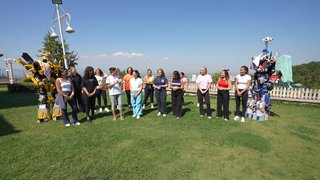 Misafirlerini zumba dans ekibi ile karşıladı! 