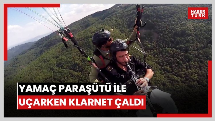 Yamaç paraşütü ile uçarken klarnet çaldı