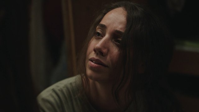 Leyla, kızı Hüma ile kaçmaya çalışıyor!