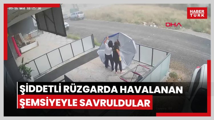 Şiddetli rüzgarda havalanan şemsiyeyle savruldular