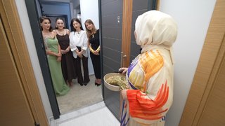 Misafirlerini üzerlik otu yakarak karşıladı!