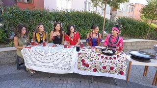 Bahçede pekmez kaynatıp sunum yaptı!