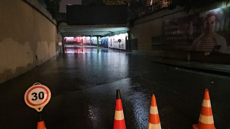 İstanbul'da sağanak hayatı olumsuz etkiledi