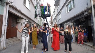 Esra gelinden vinç sürprizi!