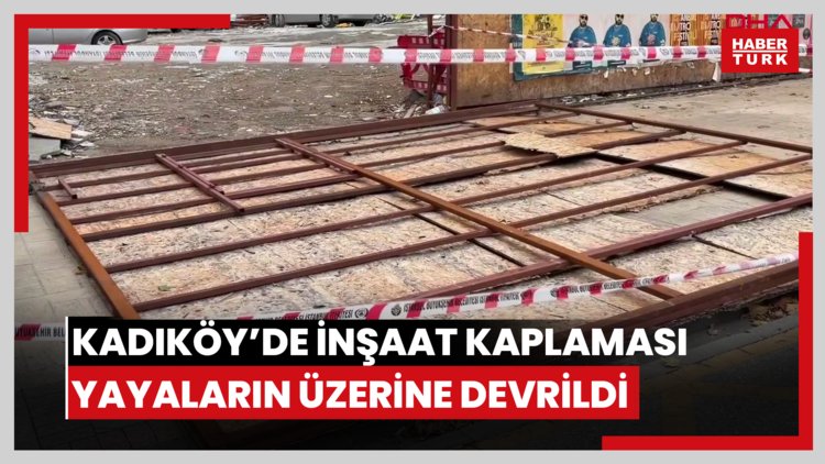Kadıköy'de inşaatın dış koruma kaplamasının yayaların üzerine devrildiği anlar kamerada