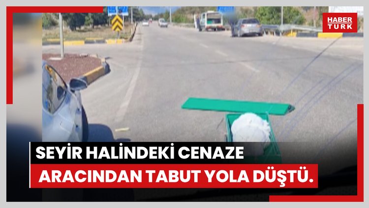 Seyir halindeki cenaze aracından tabut yola düştü.