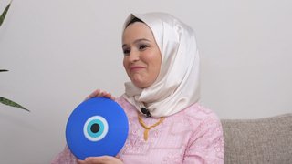 Eşinden nazar boncuğu hediyesi!