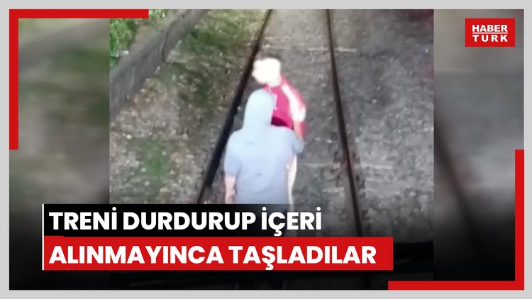 Hareket halindeki trenin önünü kestiler, içeri alınmayınca treni taşladılar