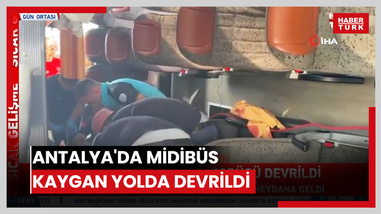 Antalya'da midibüs kaygan yolda devrildi