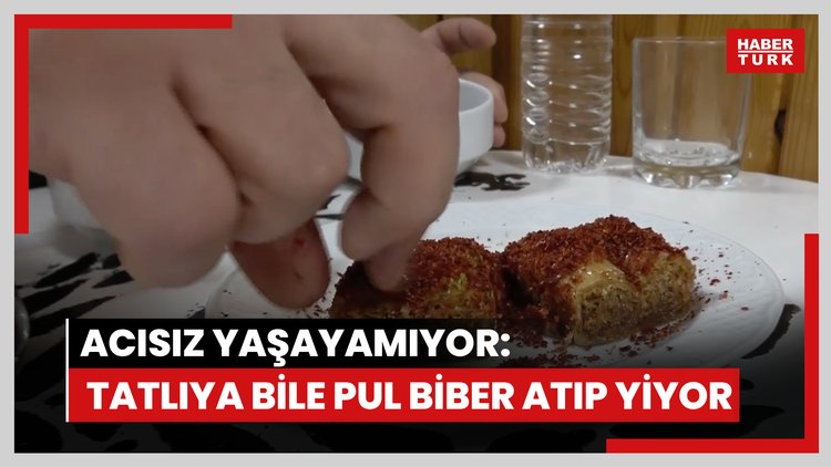 Acısız yaşayamıyor: Tatlıya bile pul biber atıp yiyor