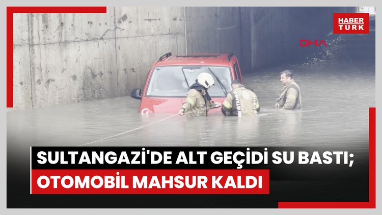 Sultangazi'de alt geçidi su bastı; otomobil mahsur kaldı