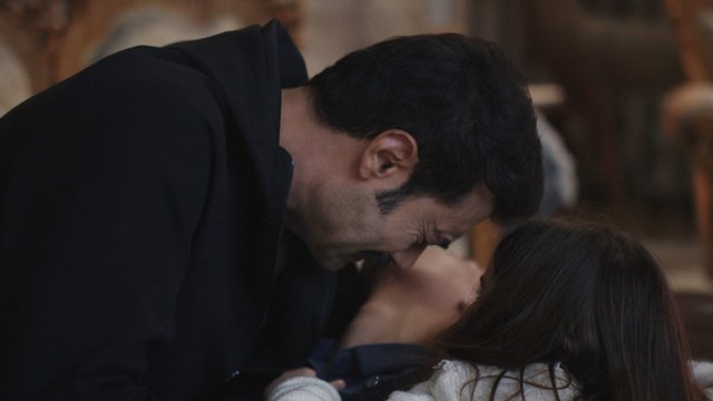 Leyla, Mirza’yla tartışırken yere yığılıyor!