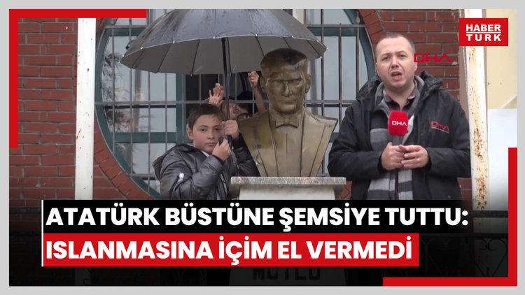 11 yaşındaki Alperen, Atatürk büstüne şemsiye tuttu: Islanmasına içim el vermedi
