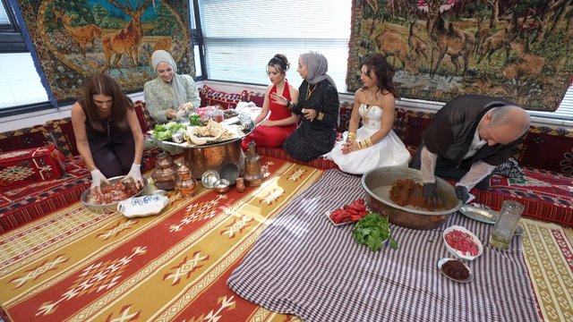 Buse Varol lahmacun harcı için kolları sıvıyor!